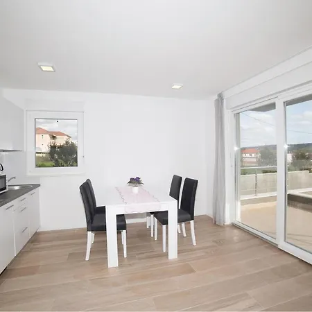 Stunning Apartment In Trogir With House Sea View *